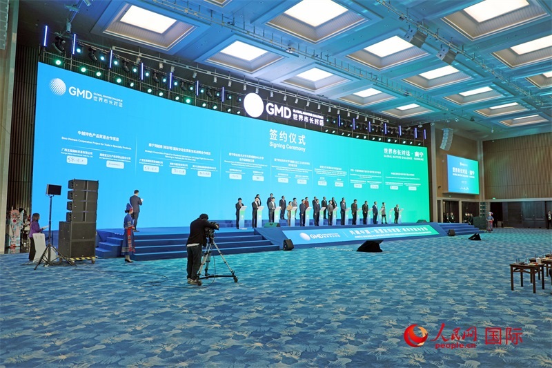 活動(dòng)現(xiàn)場(chǎng)舉行的中國(guó)同東盟國(guó)家交流合作項(xiàng)目簽約。人民網(wǎng)記者趙益普攝