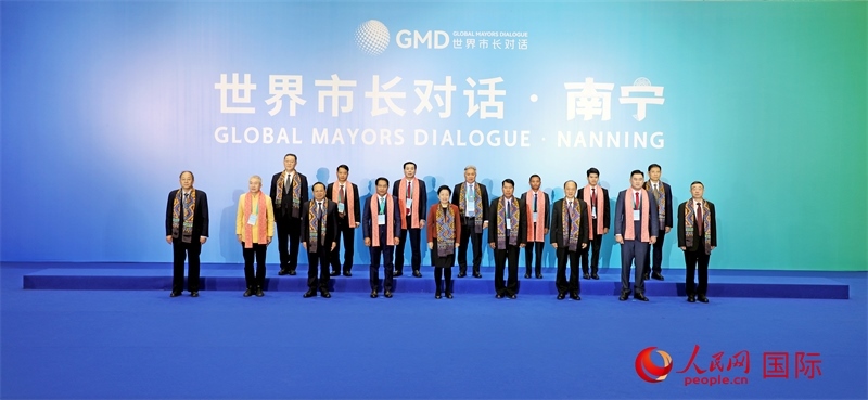 在南寧國(guó)際會(huì)展中心金桂花廳外，參加活動(dòng)的中國(guó)和東盟國(guó)家市長(zhǎng)合影留念。人民網(wǎng)記者 趙益普攝