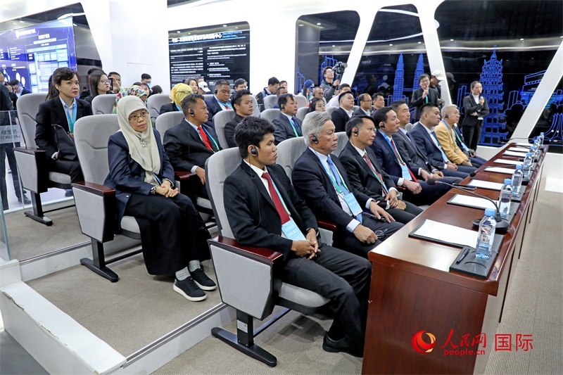 參加活動(dòng)的東盟國(guó)家市長(zhǎng)在中國(guó)—東盟新型智慧城市協(xié)同創(chuàng)新中心參觀(guān)調(diào)研。人民網(wǎng)記者 趙益普攝