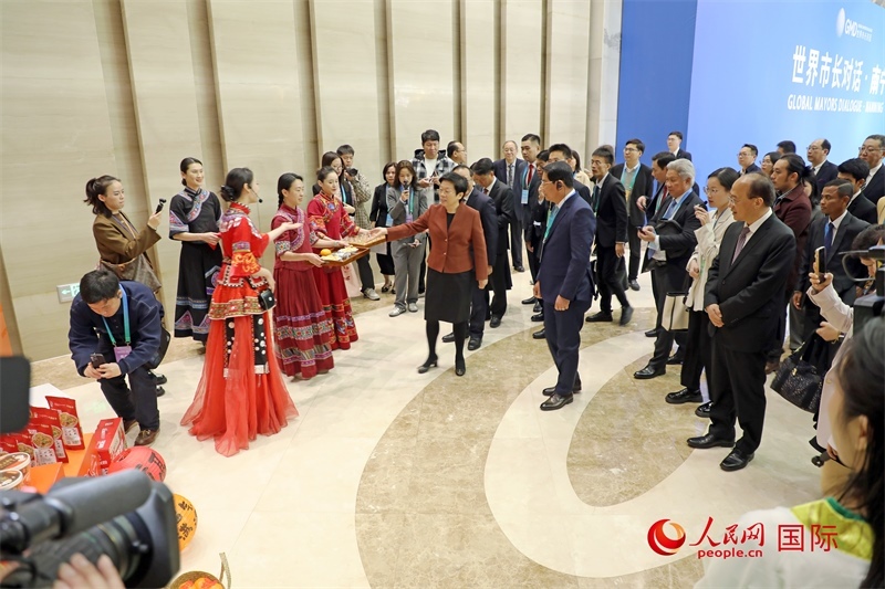 東盟國(guó)家市長(zhǎng)聽(tīng)取南寧特色茉莉花茶的講解。人民網(wǎng)記者 趙益普攝