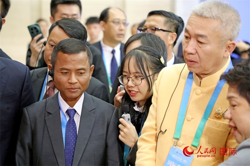 東盟國(guó)家市長(zhǎng)在觀(guān)看、體驗(yàn)?zāi)蠈幏沁z展示。人民網(wǎng)記者 趙益普攝