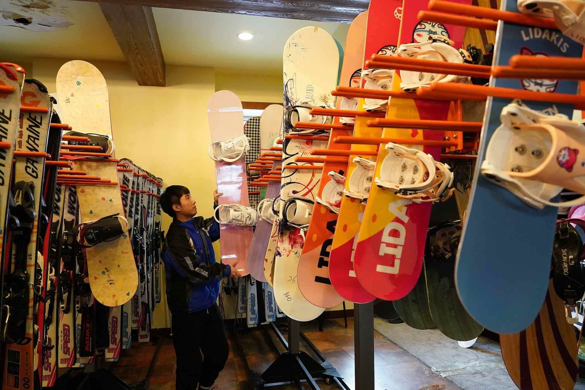 海拉爾滑雪場(chǎng)，工作人員在整理雪具