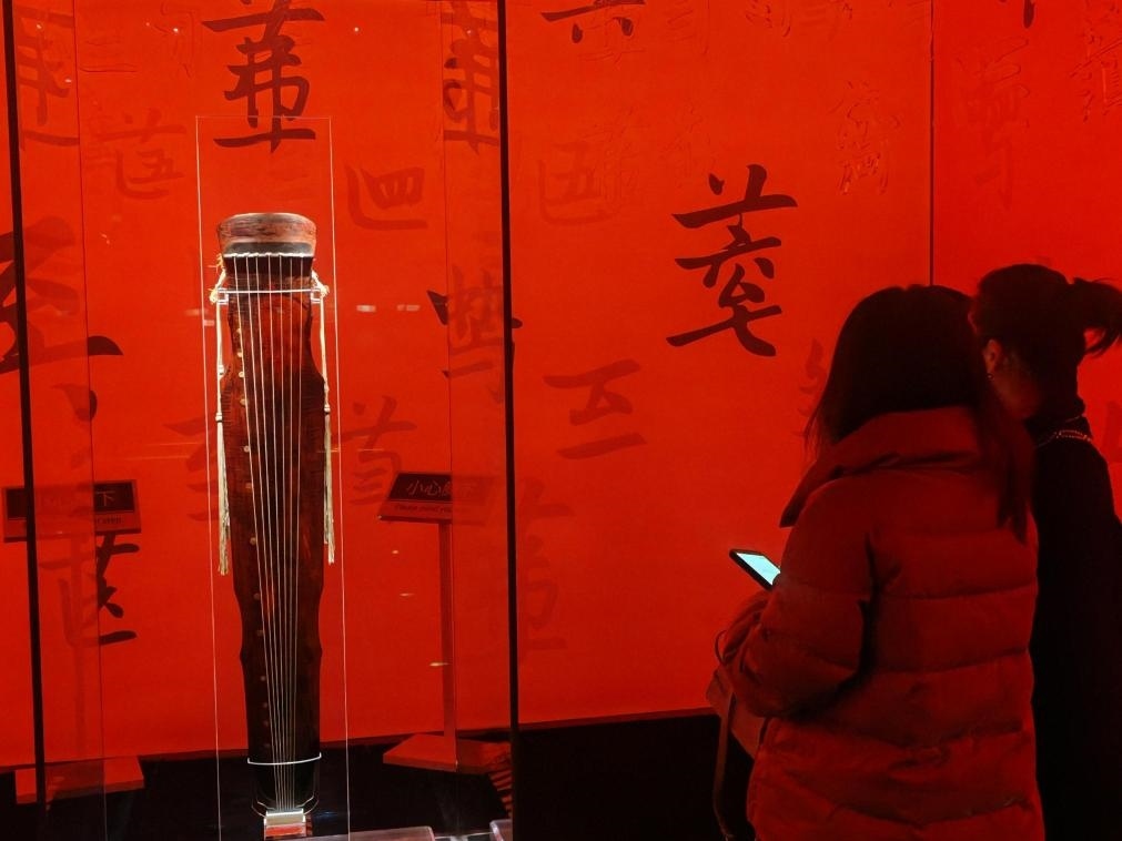 近日，在浙江省博物館之江館區(qū)，故宮博物館收藏的唐“大圣遺音”琴在“‘故宮·茶世界’觀茶——茶文化精品展”展出。新華社記者 馮源 攝