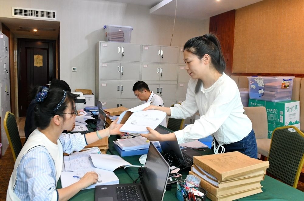 福州市委巡察機構(gòu)對全市法院系統(tǒng)開展提級聯(lián)動交叉巡察。在永泰縣駐地，巡察組工作人員查看財務(wù)憑證（2024年5月21日攝）。新華社記者 林善傳 攝