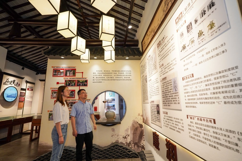 參觀者在蘇州市吳江區(qū)平望鎮(zhèn)廉潔教育基地鶯湖廉園內(nèi)參觀（2024年7月4日攝）。新華社記者 李博 攝