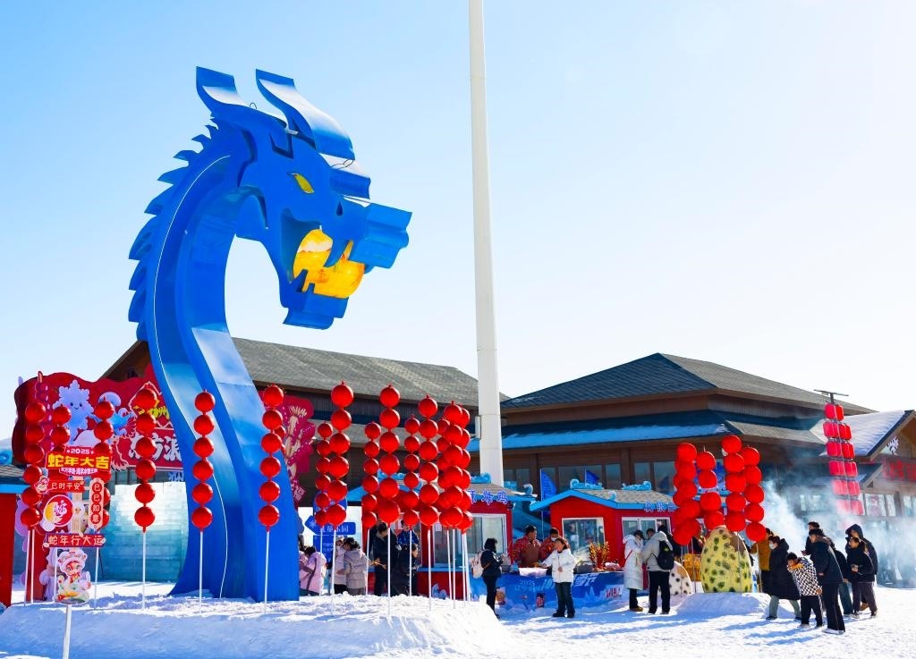 2025年1月，游客在遼寧錦州東方華地城海洋冰雪王國(guó)內(nèi)游覽。新華社發(fā)