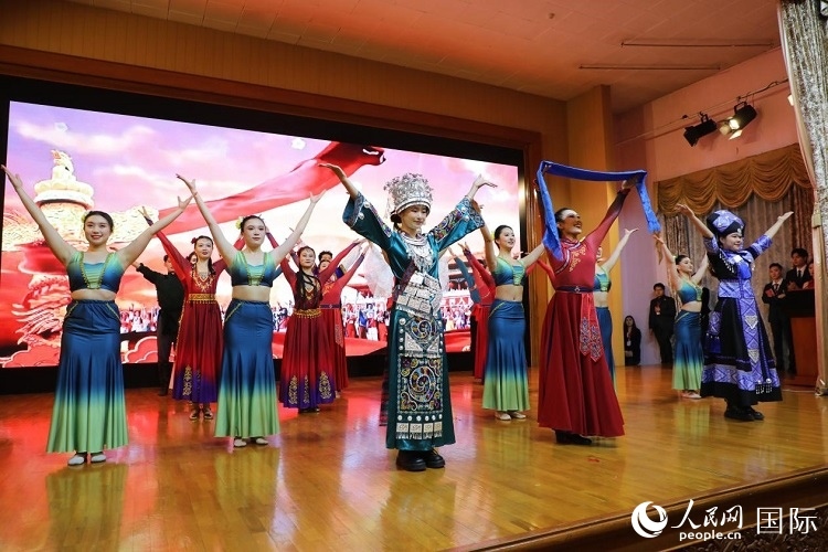 留俄學(xué)生進(jìn)行民族舞表演。人民網(wǎng)記者 隋鑫攝