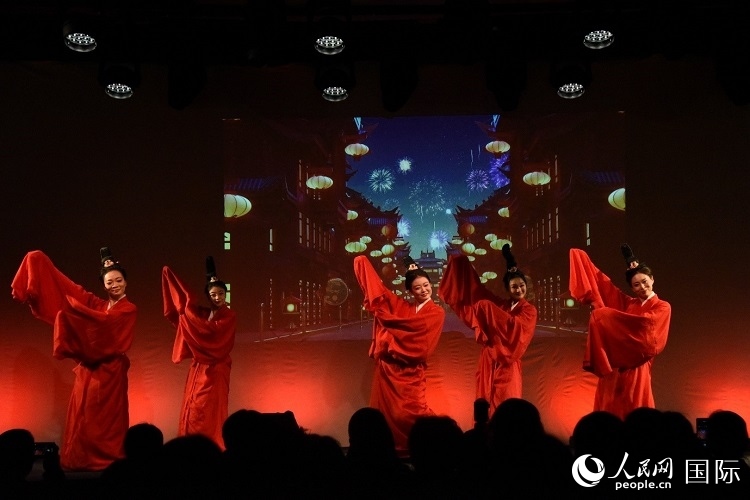 舞蹈《金蛇狂舞》。人民網(wǎng)記者 殷淼攝