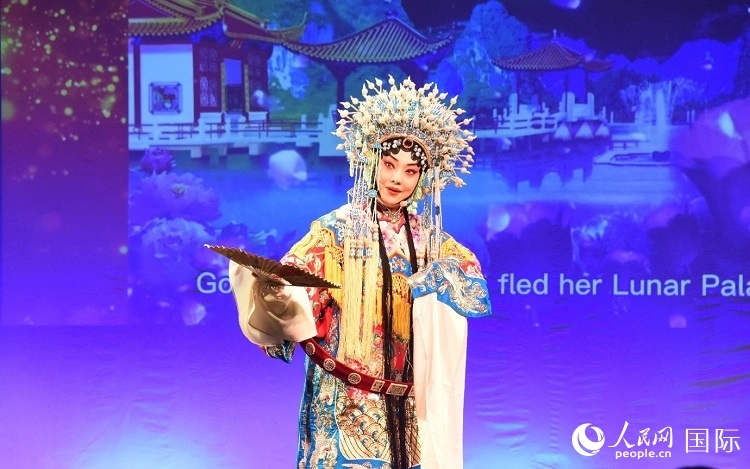 京劇經(jīng)典選段《貴妃醉酒》。人民網(wǎng)記者 殷淼攝