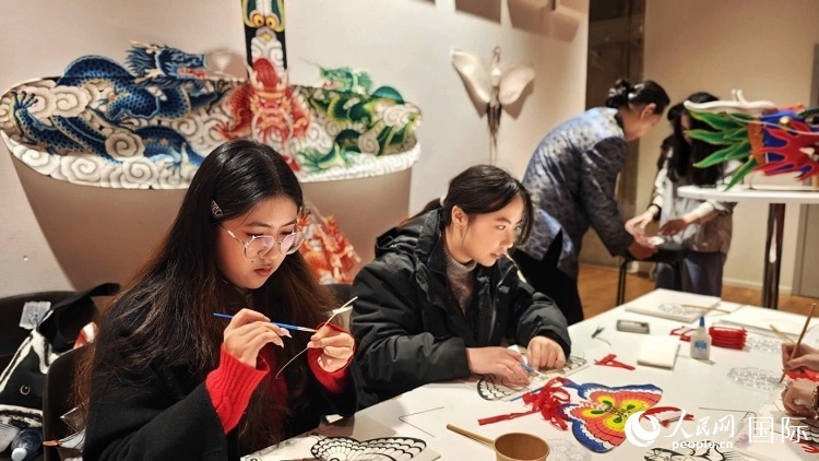 體驗非遺文化“制作小風(fēng)箏”。人民網(wǎng)記者 殷淼攝