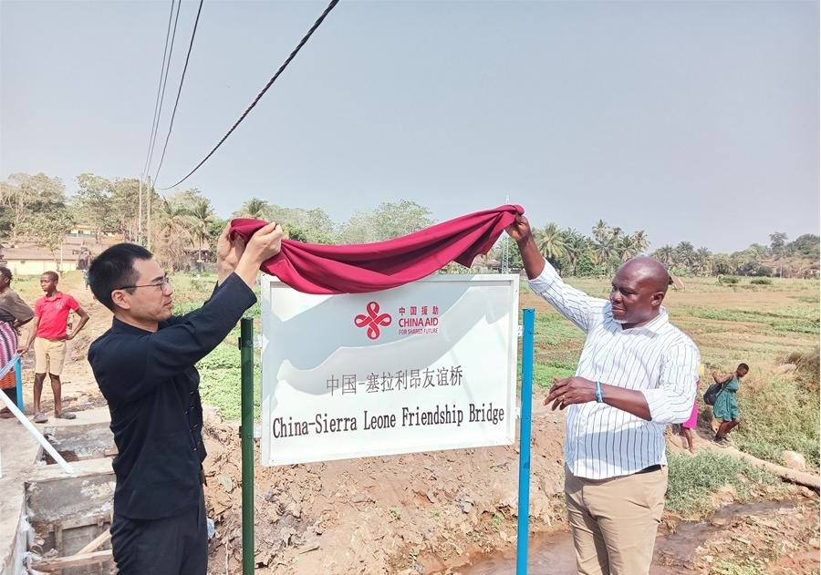 中國駐塞拉利昂大使王擎（左）和博城市市長穆薩（右）為中國—塞拉利昂友誼橋揭牌。中國援塞農(nóng)業(yè)專家組供圖