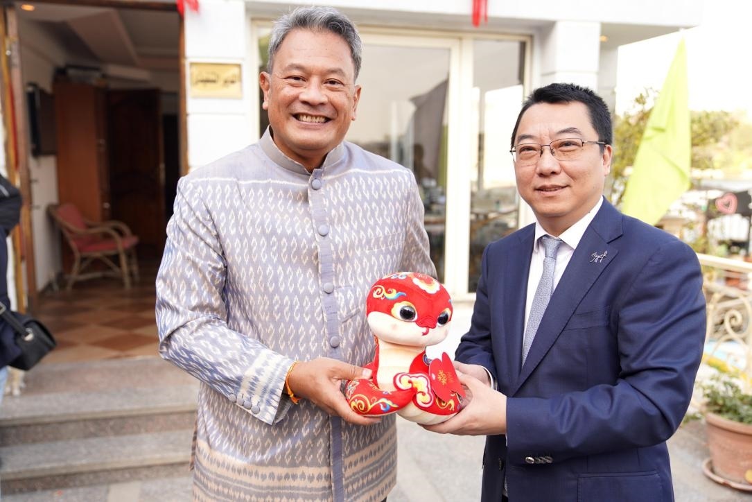 中國(guó)駐埃及使館參贊兼開(kāi)羅中國(guó)文化中心主任張易向塔納瓦大使贈(zèng)送2025“歡樂(lè)春節(jié)”吉祥蛇。開(kāi)羅中國(guó)文化中心供圖