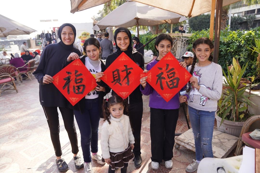 埃及民眾參與中國(guó)文化體驗(yàn)活動(dòng)。開(kāi)羅中國(guó)文化中心供圖