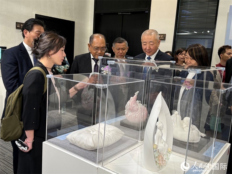 嘉賓在參觀展覽。 人民網(wǎng)記者 章念生攝