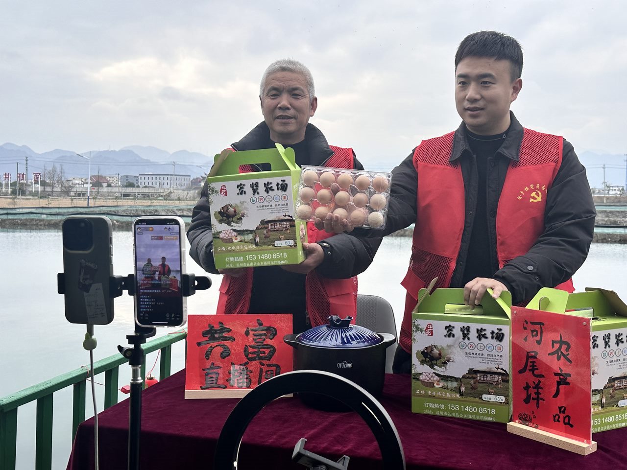 在蒼南金鄉(xiāng)鎮(zhèn)，永興、半浹連、河尾垟?shù)犬?dāng)年受災(zāi)的臨近村落，正連片建設(shè)美麗江南水鄉(xiāng)新景。圖為河尾垟村設(shè)在河邊的“共富直播間”。金鄉(xiāng)鎮(zhèn) 供圖