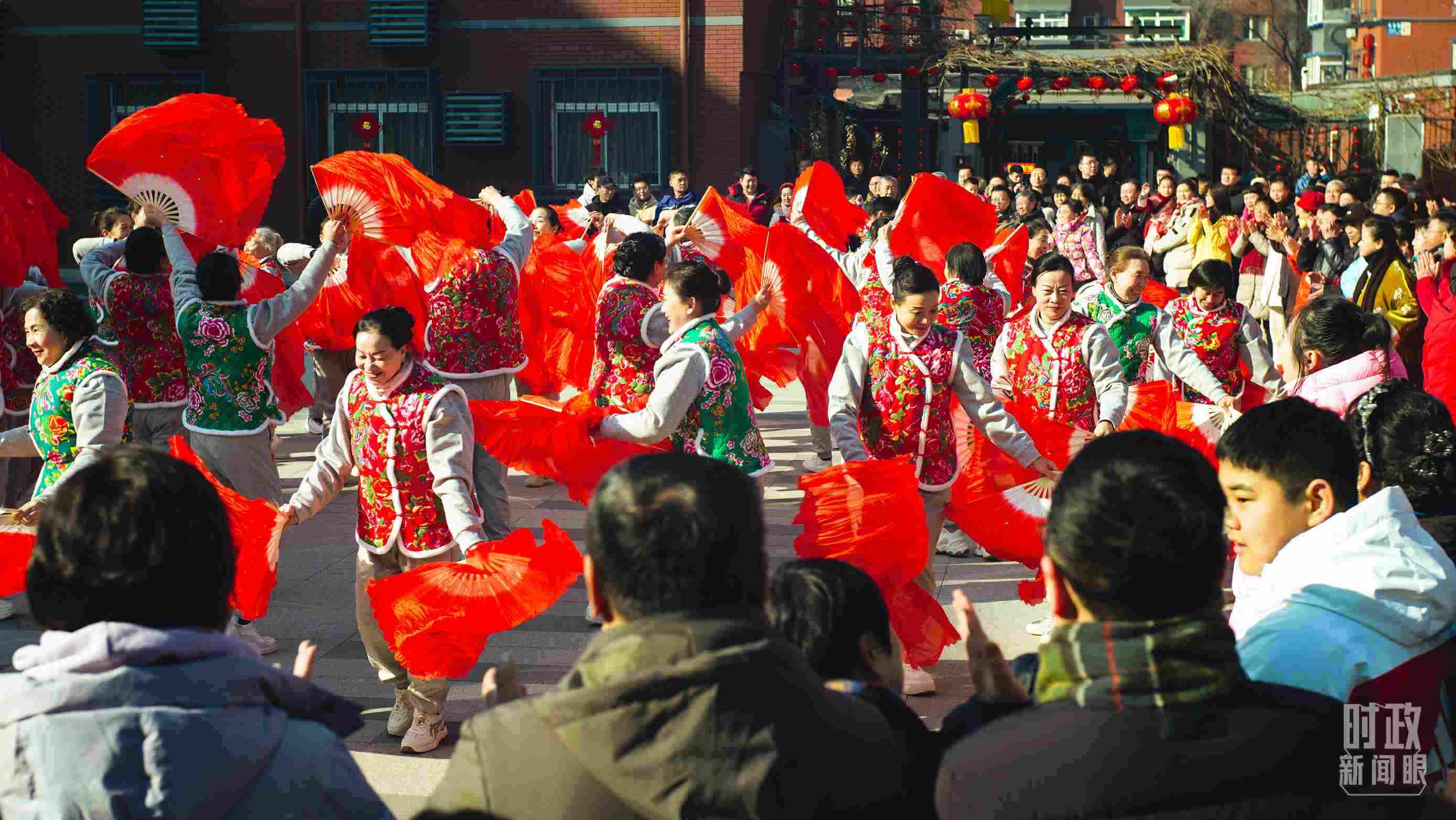 長(zhǎng)安小區(qū)文化廣場(chǎng)上，居民們扭起歡快的秧歌。（總臺(tái)央視記者彭漢明拍攝）