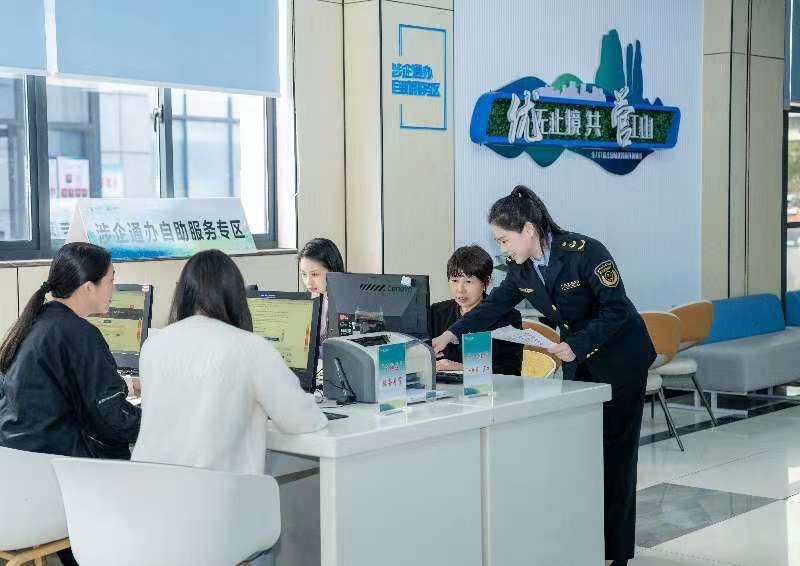 工作人員指導(dǎo)企業(yè)一次性完成信息填報(bào)。圖片來源：浙江衢州市市場(chǎng)監(jiān)督管理局