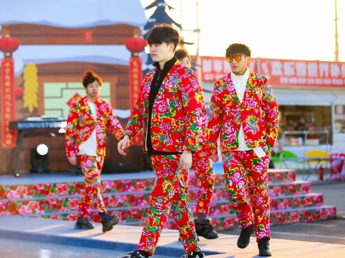 東北滑雪走秀現(xiàn)場。人民網(wǎng)記者 許維娜攝