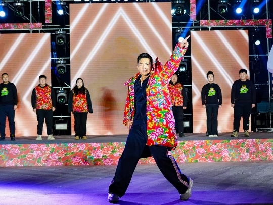 健身教練劉畊宏耐心帶領(lǐng)現(xiàn)場以及線上的朋友們進行熱身。人民網(wǎng)記者 許維娜攝