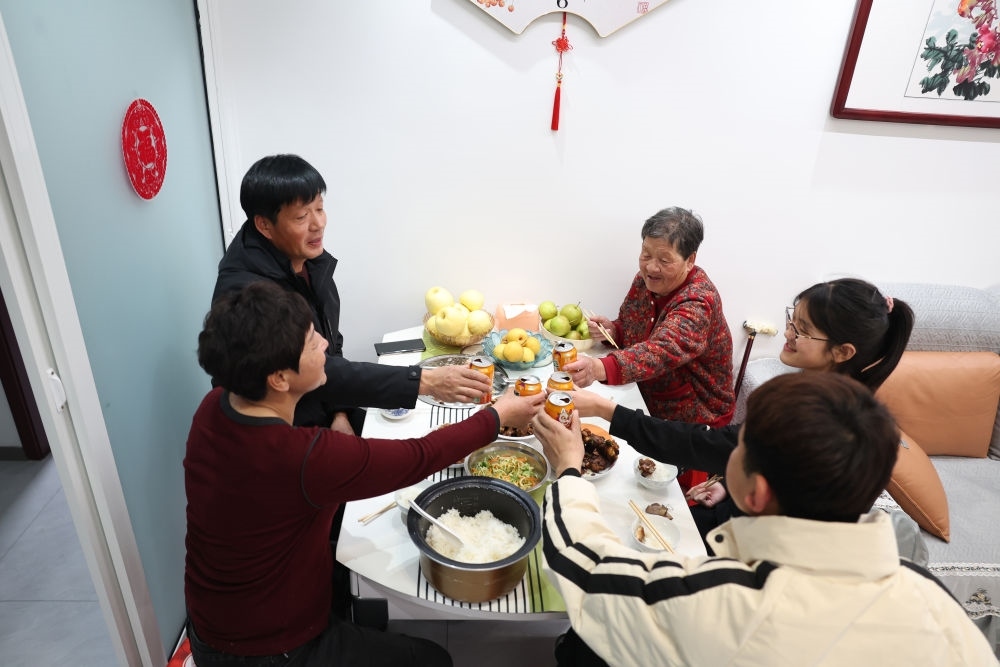 2025年1月22日，遼寧省葫蘆島市綏中縣祝家溝村村民朱西存一家在新房里。新華社記者姚劍鋒 攝