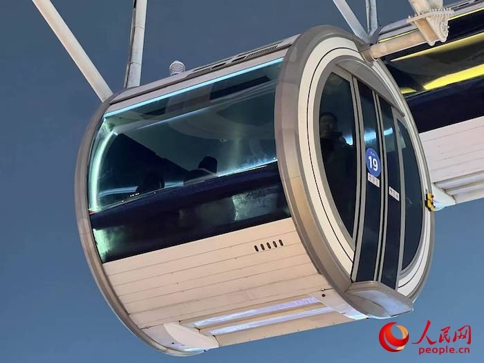 安裝了四要素微型氣象站的摩天輪轎廂。人民網(wǎng) 高清揚攝