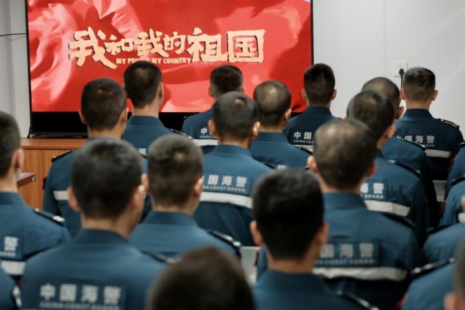 1月25日，中國海警海鷗艦組織艦上執(zhí)法員觀看紅色電影。