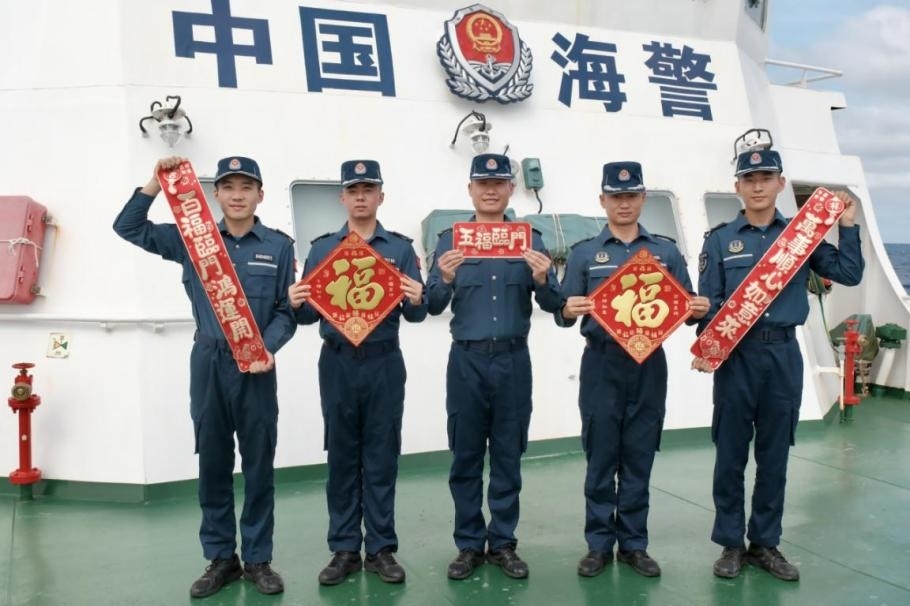 1月27日，中國海警海鷗艦執(zhí)法員們展示春聯(lián)福字，慶祝農(nóng)歷春節(jié)。