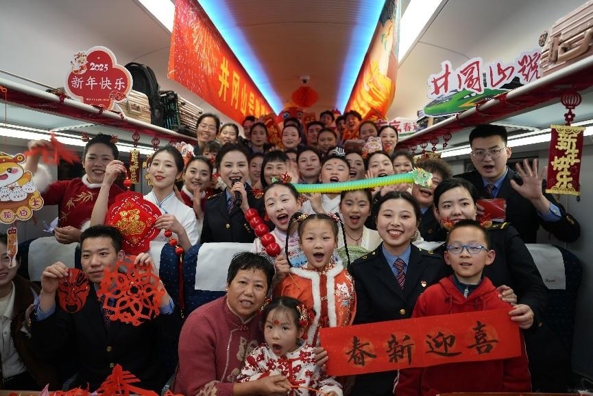 全體演職人員與旅客大合影。人民網(wǎng) 歐陽易佳攝