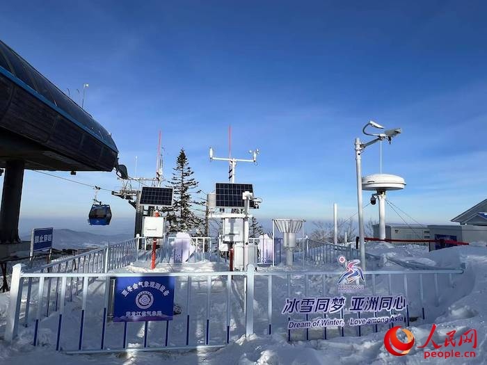 亞布力大鍋盔山頂?shù)墓潭庀蟊O(jiān)測站。人民網(wǎng) 高清揚(yáng)攝