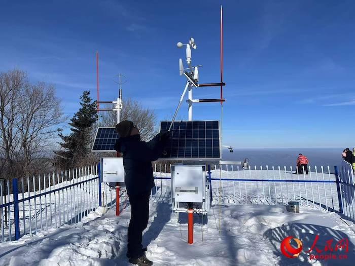 工作人員正在對氣象設(shè)備進(jìn)行日常維護(hù)。人民網(wǎng) 高清揚(yáng)攝