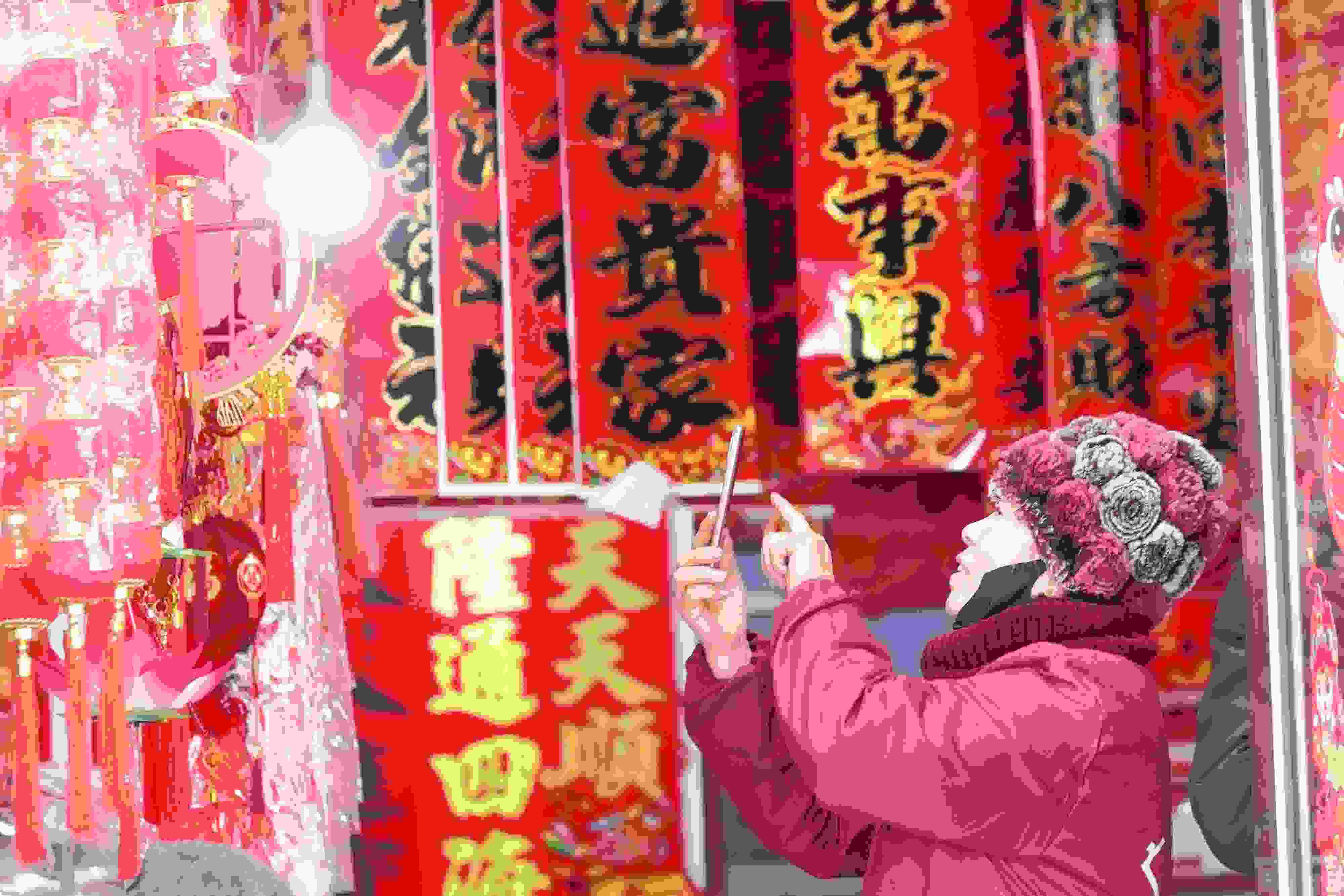 2025年1月5日，在山東省高密市夏莊鎮(zhèn)東李家村，商戶通過手機在網(wǎng)上推銷新春飾品。