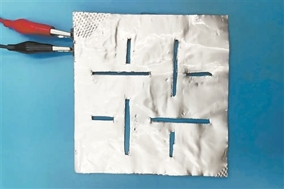 帶有矩形孔的袋式電池。圖片來(lái)源：英國(guó)《新科學(xué)家》雜志網(wǎng)站