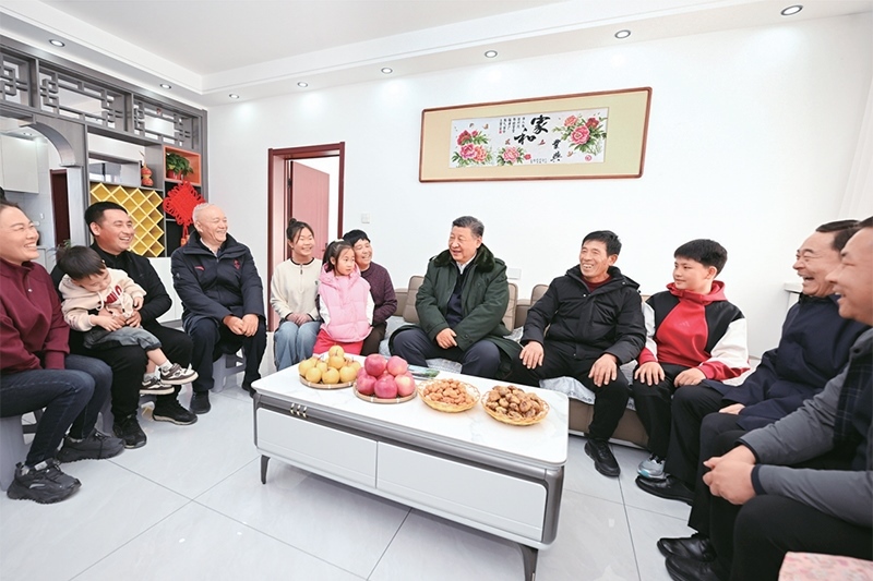 2025年1月22日至24日，中共中央總書記、國家主席、中央軍委主席習近平冒著嚴寒來到遼寧，看望慰問基層干部群眾。這是22日下午，習近平在葫蘆島市綏中縣明水滿族鄉(xiāng)祝家溝村考察時，同村民王寶維一家圍坐一起拉家常。 新華社記者 謝環(huán)馳/攝