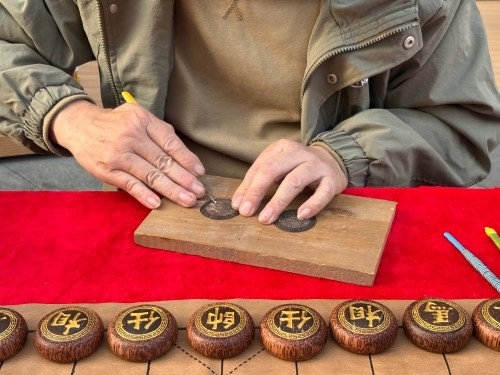 柯秋楓正在雕刻。人民網(wǎng) 陳葉欣攝