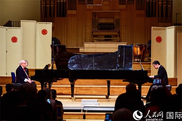 英國皇家音樂學院教授朱利安-雅格布森和旅英鋼琴家李勁峰演奏《黃河鋼琴協(xié)奏曲》。楊浩鵬攝