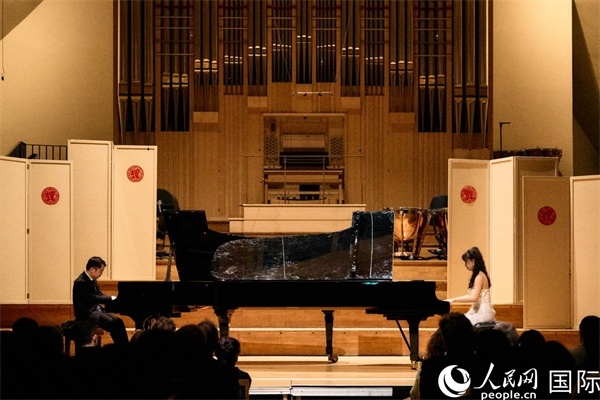 旅英鋼琴家李勁峰和郭鑫弈雙鋼琴“斗琴”。楊浩鵬攝