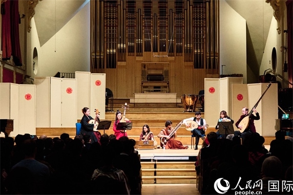 英國中樂團和倫敦魯特琴樂團演奏《絲綢之韻》。楊浩鵬攝