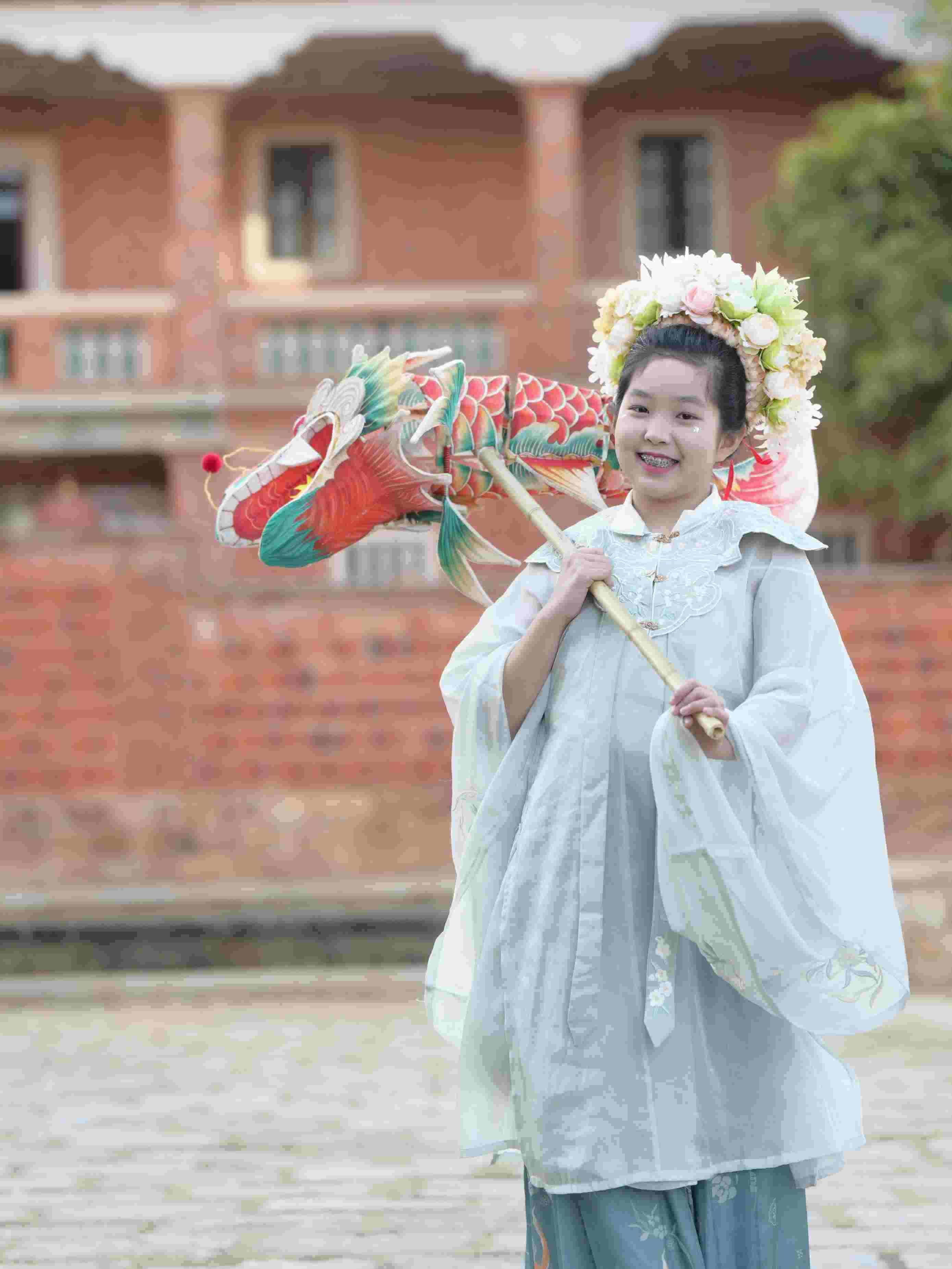 在泉州，沈女士為女兒拍下頭戴簪花的照片。受訪者供圖