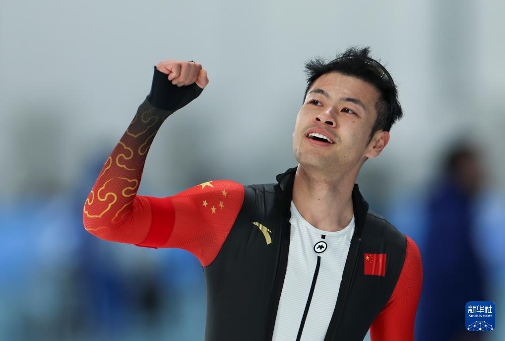 2月8日，寧忠?guī)r慶祝奪冠。新華社記者 王楷焱 攝