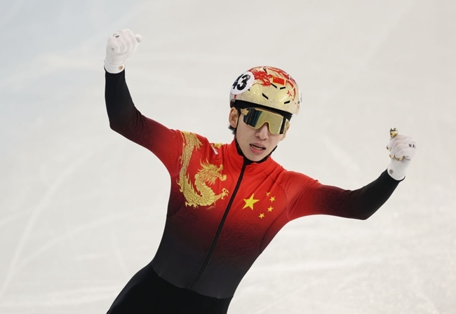 2月8日，林孝埈慶祝奪冠。新華社記者 黃偉 攝