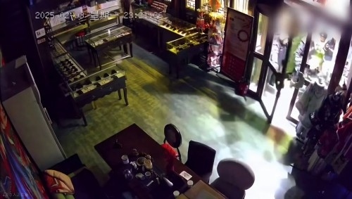 網(wǎng)傳“破門亮燈”畫面。網(wǎng)絡(luò)視頻截圖