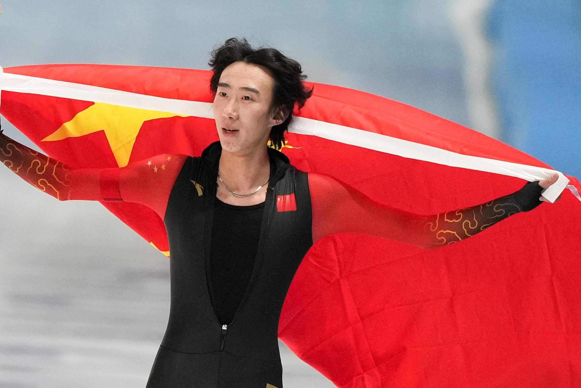 2月9日，吳宇慶祝奪冠。新華社記者 李一博 攝