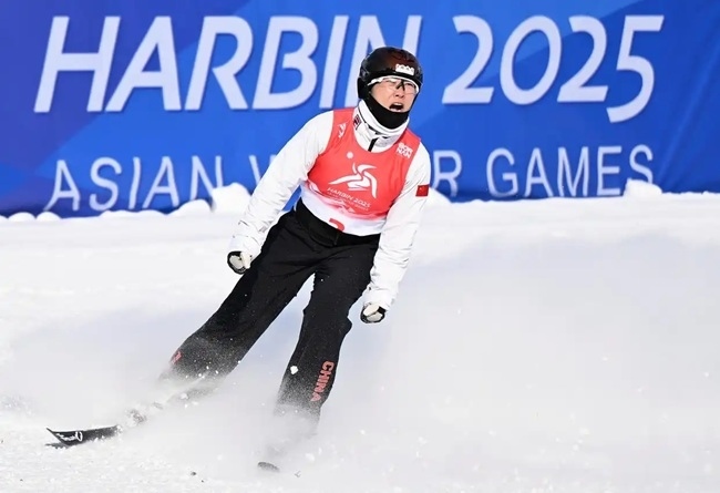 2月9日，徐夢桃在完成動作后慶祝。新華社記者 夏一方攝