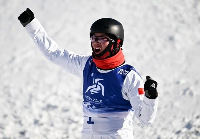 2月9日，李心鵬在比賽后慶祝。新華社記者 夏一方攝