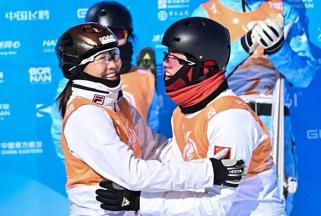 2月10日，中國隊選手李心鵬（前右）與徐夢桃慶祝。新華社記者 楊晨光攝