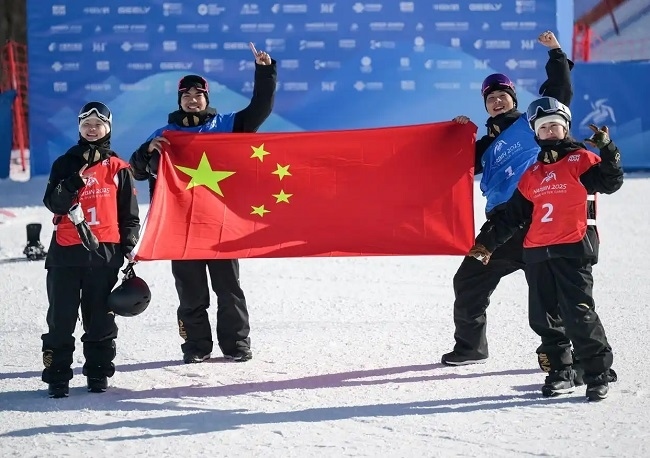 2月10日，中國隊(duì)選手張小楠、楊文龍、姜鑫杰與熊詩芮（從左至右）在比賽后慶祝。新華社記者 楊青攝