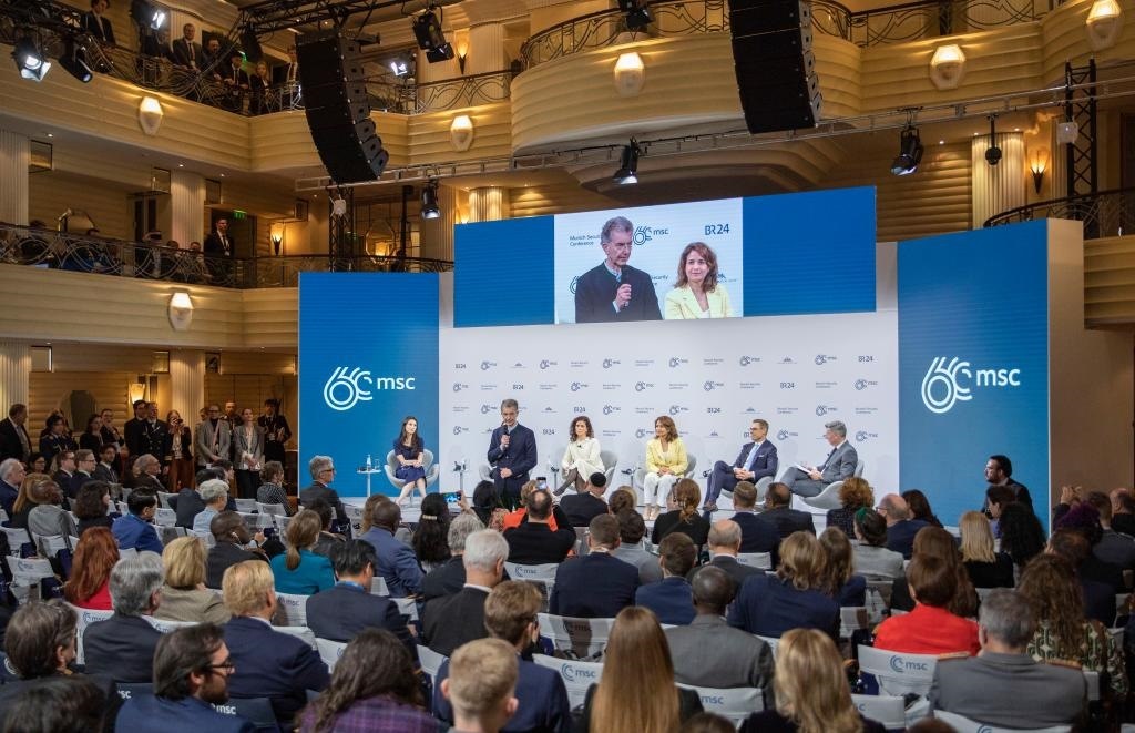 2024年2月18日，慕安會(huì)主席克里斯托夫·霍伊斯根（中左二）在德國慕尼黑舉行的第60屆慕尼黑安全會(huì)議上發(fā)表閉幕致辭。新華社記者 張帆 攝