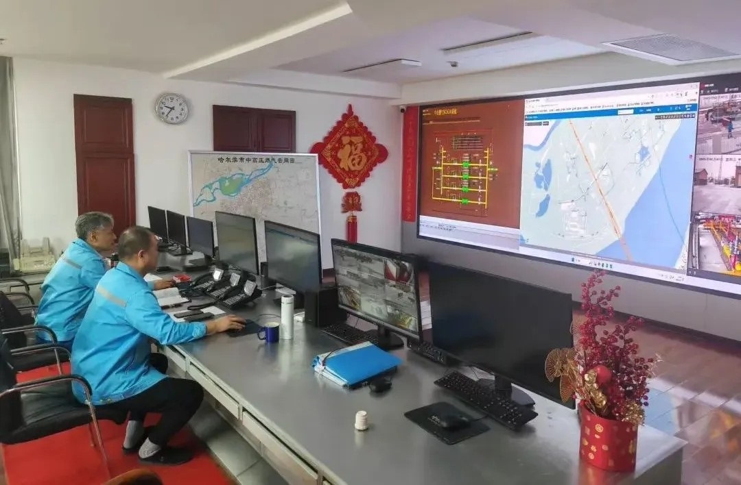 工作人員在燃?xì)庹{(diào)度中心值守。受訪者供圖