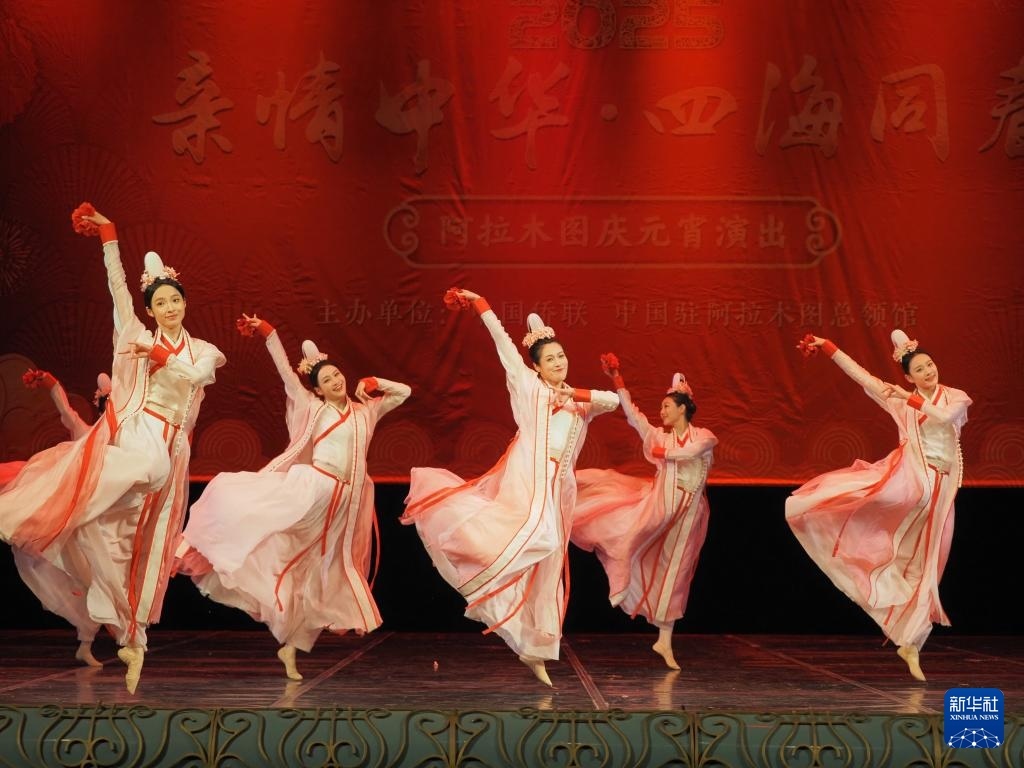 2月11日，在哈薩克斯坦阿拉木圖的阿拜國(guó)家歌劇和芭蕾舞劇院，中國(guó)演員表演舞蹈《元日霓裳》。新華社記者 趙宇 攝