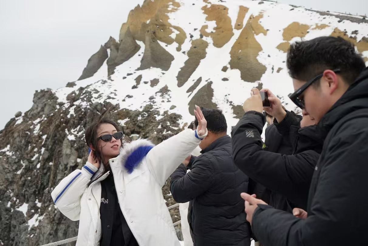 長(zhǎng)白山天池旁游客拍照留念。人民網(wǎng) 皇甫萬里攝